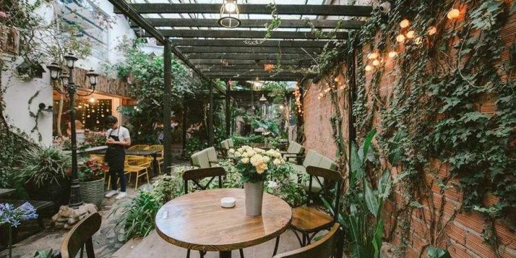 chi phi mo quan cafe san vuon